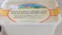 Glace au sirop d'érable avec noix de pécan caramélisées