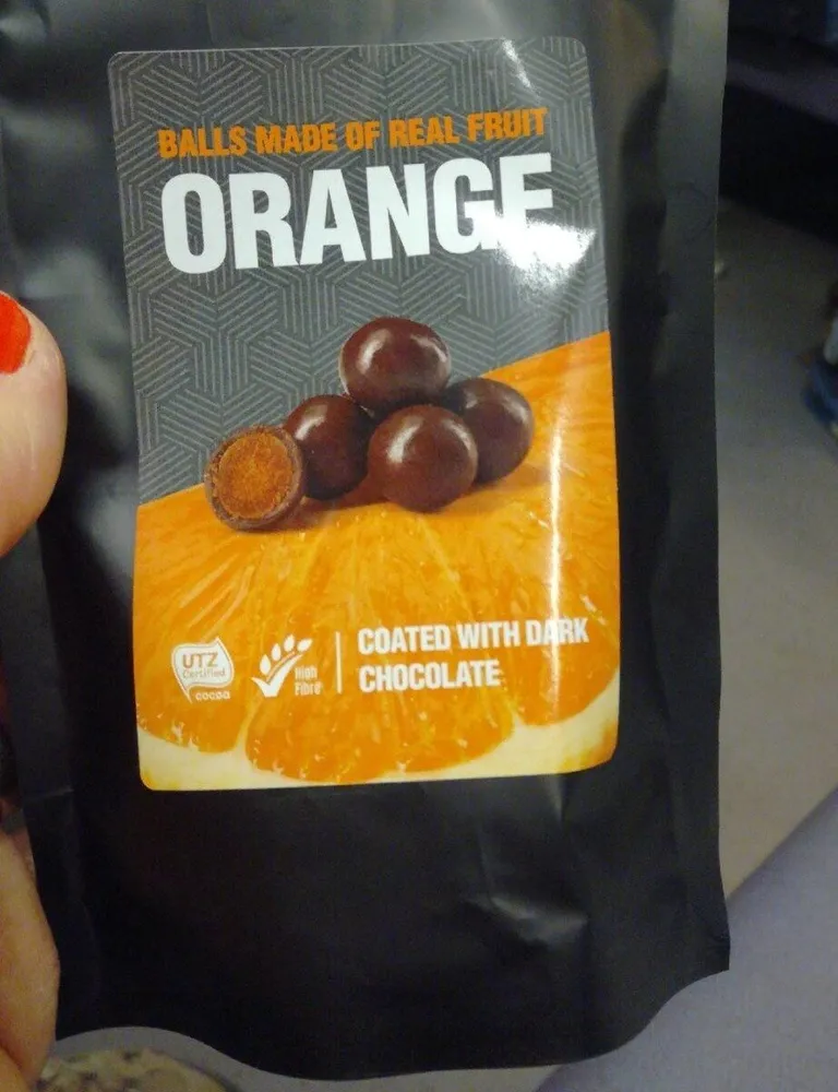 Boules de fruit orange enrobée de chocolat noir