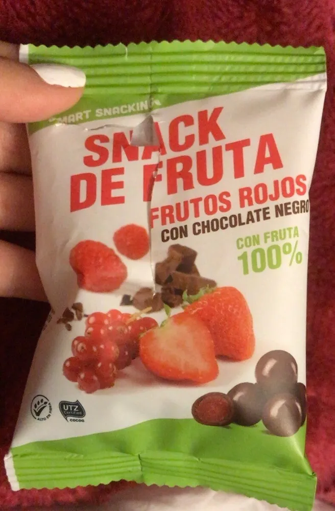 Snack de frutos rojos con chocolate negro