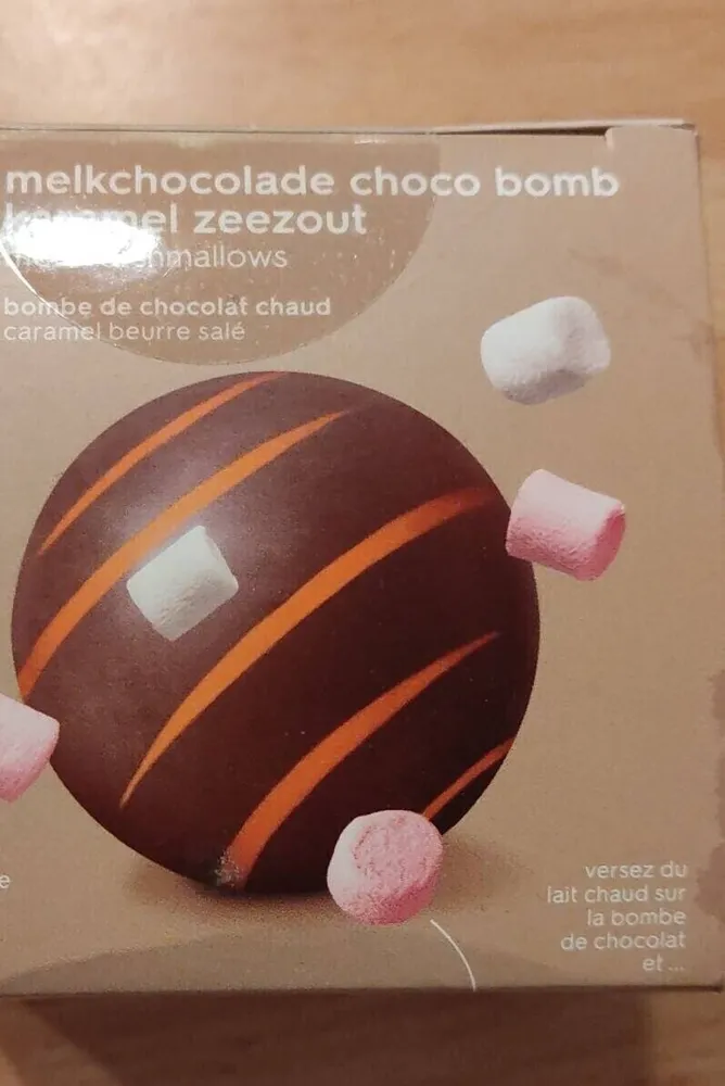 Melkchocolade choco bomb met karamel zeezout en mini marshmallows
