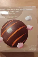 Melkchocolade choco bomb met karamel zeezout en mini marshmallows
