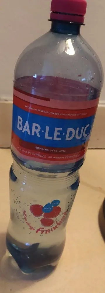 Eau minérale naturelle avec une goutte de framboise pétillante
