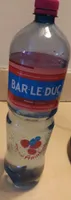 Eau minérale naturelle avec une goutte de framboise pétillante