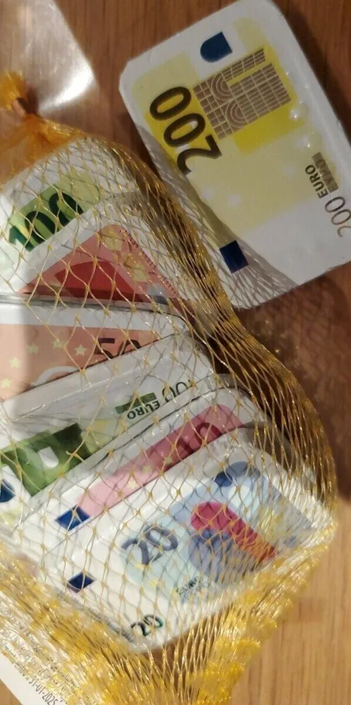 Milk chocolate banknotes