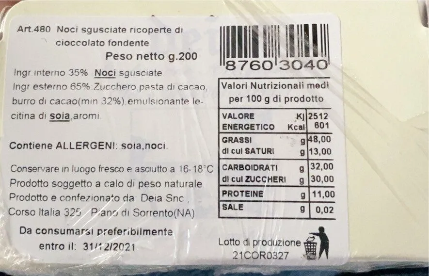 noci sgusciate ricoperte di cioccolato fondete
