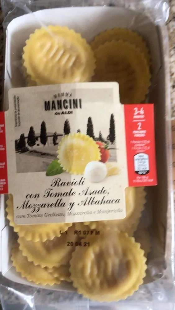Ravioli con tomate asado, mozzarella y albahaca