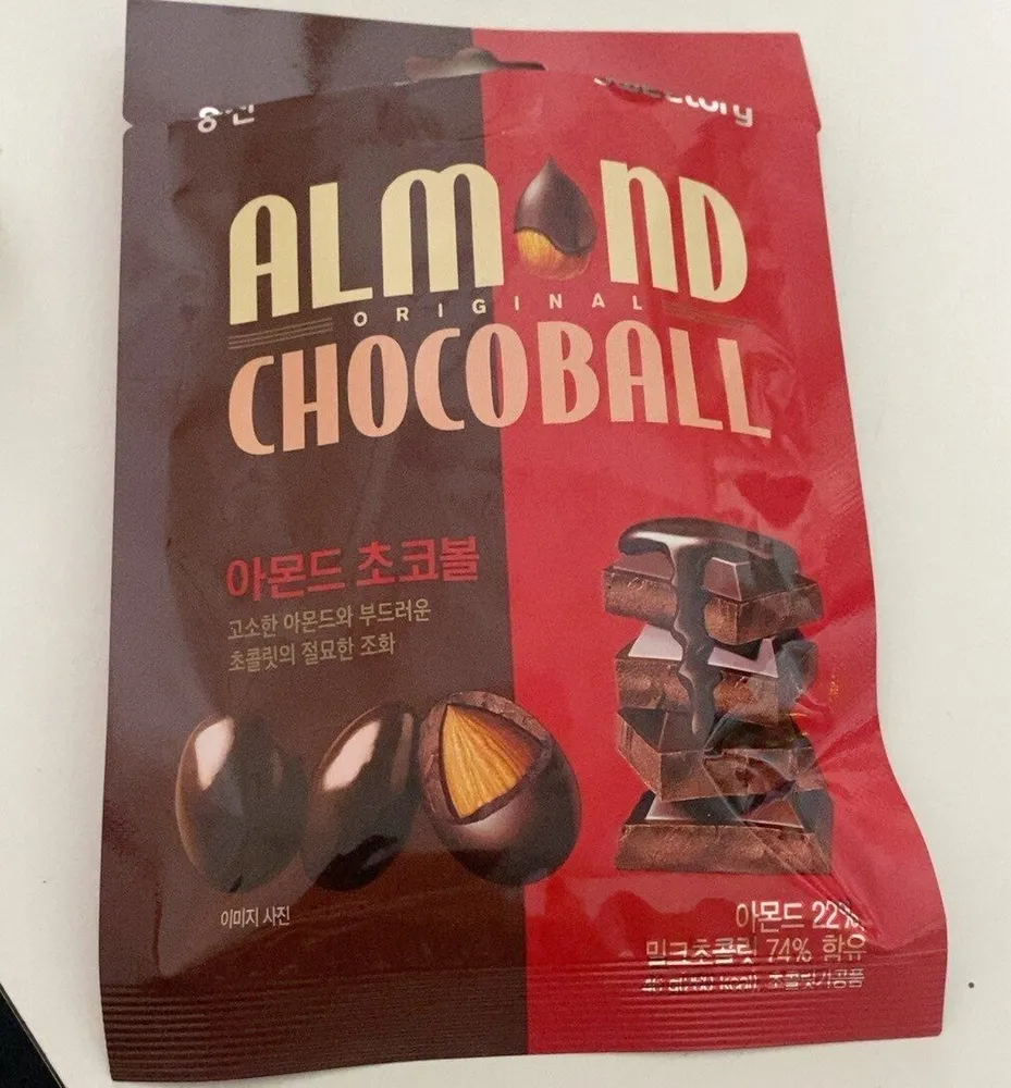 Almond chocoball