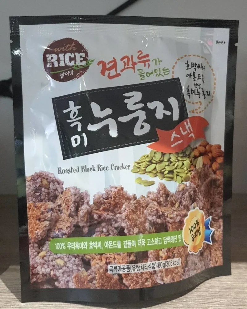 Snack de riz noir gratiné aux amandes et graines