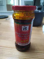 Fried crispy chilly with peanut in oil