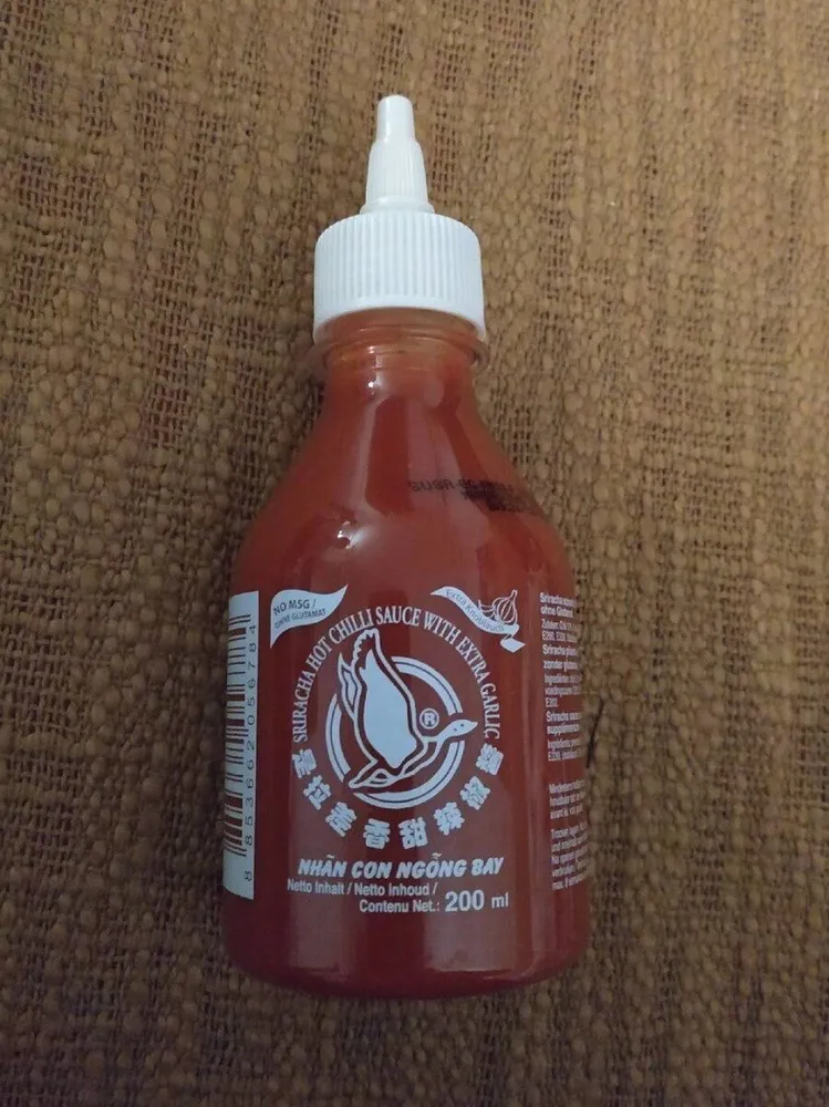 Sriracha hot chilli sauce extra garlic