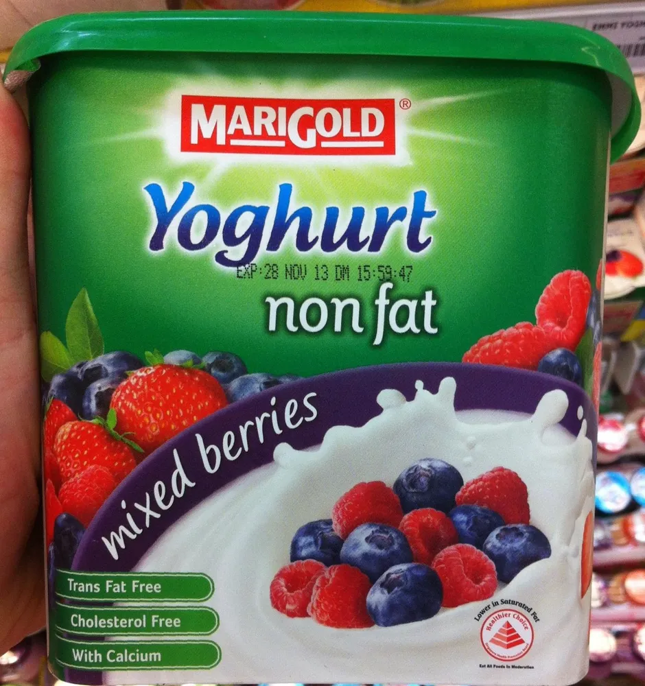 Yoghurt mixed berries