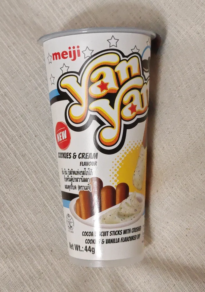 COCOA BISCUIT STICKS WITH CRISPY COCOA & VANILLA FLAVOURED FILLING