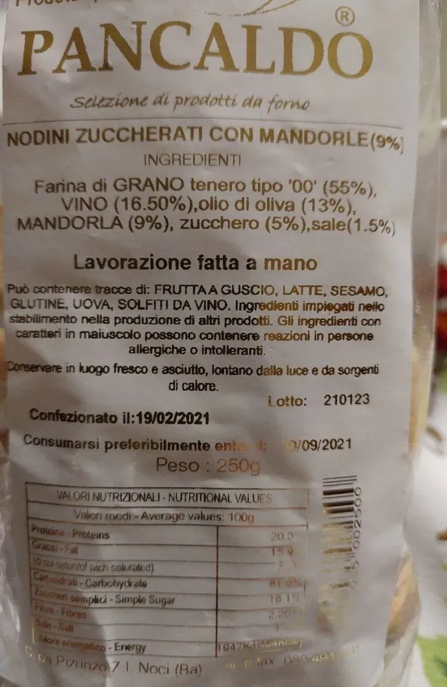 Nodini zuccherati con mandorle