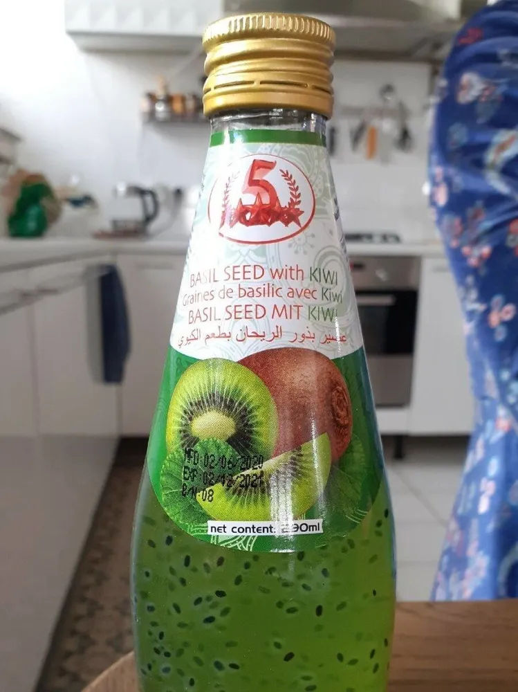 Boisson kiwi avec graines de basilic