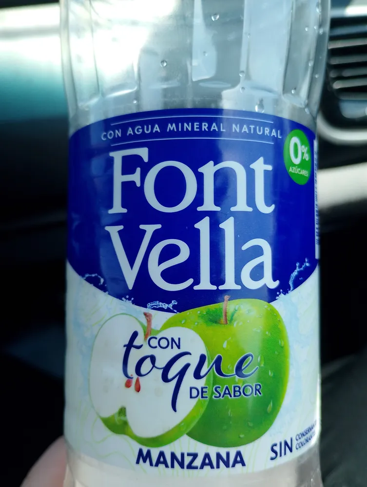 Agua mineral natural con toque de sabor manzana