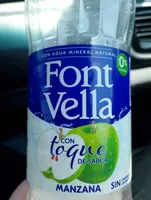 Agua mineral natural con toque de sabor manzana