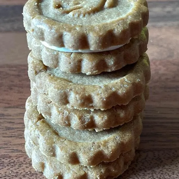 Biscuits fourrés aux noisettes et à la crème