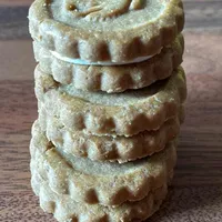 Biscuits fourrés aux noisettes et à la crème