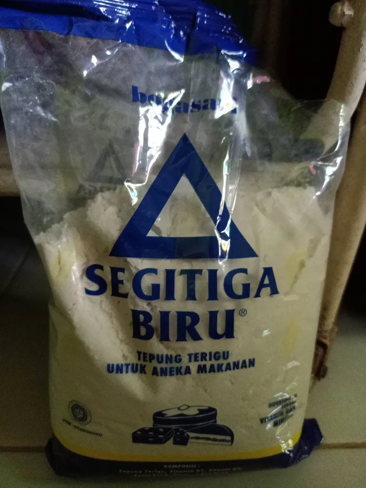 Tepung segitiga biru