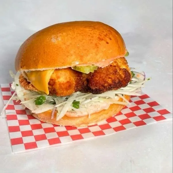 Chicken burger avec pickles de cornichons