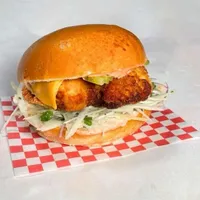 Chicken burger avec pickles de cornichons