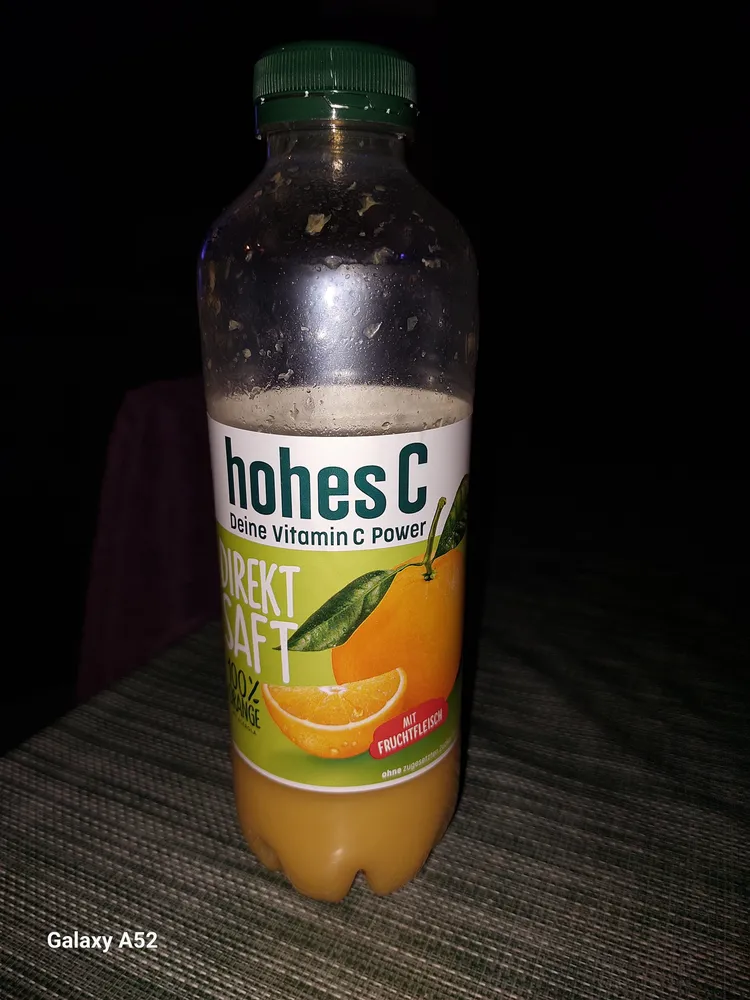Orangensaft mit Fruchtfleisch und Acerolapüree