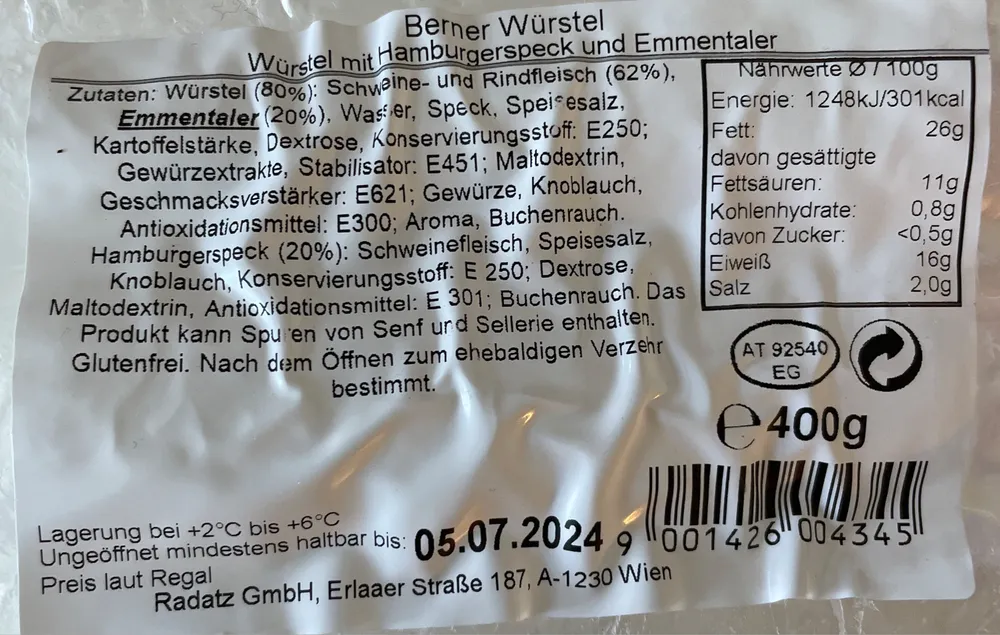 Berner Würstel mit Hamburgerspeck und Emmentaler