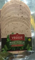 Mortadela con tomate y albahaca