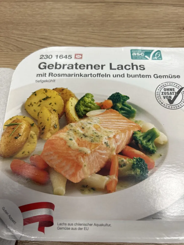 Gebratener Lachs Mit Rosmarinkartoffeln Und Buntem Gemüse