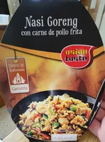 Nasi goreng con carne de pollo frita