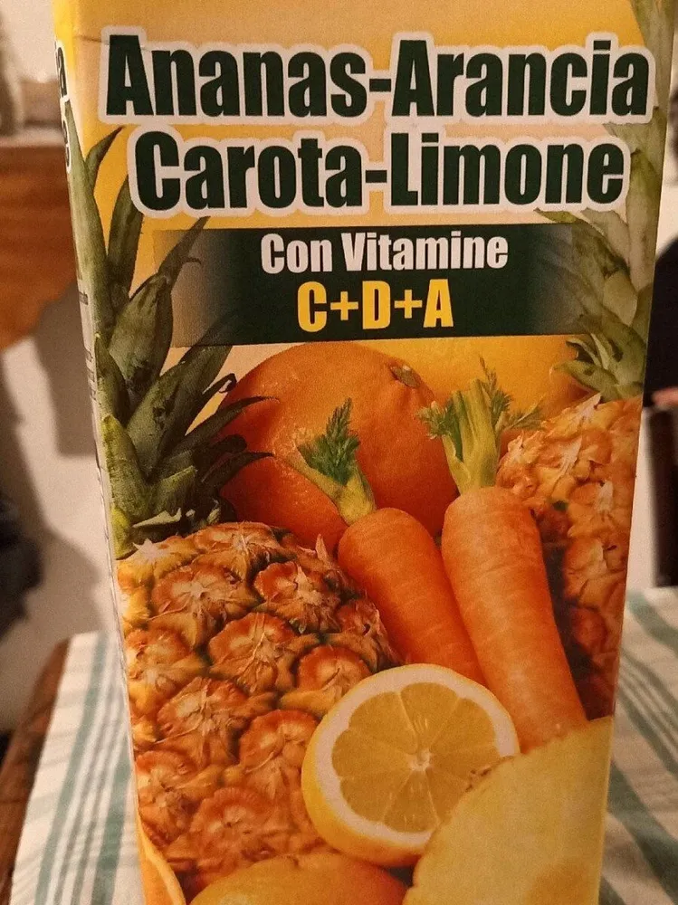 Succo di ananas arancia carota limone