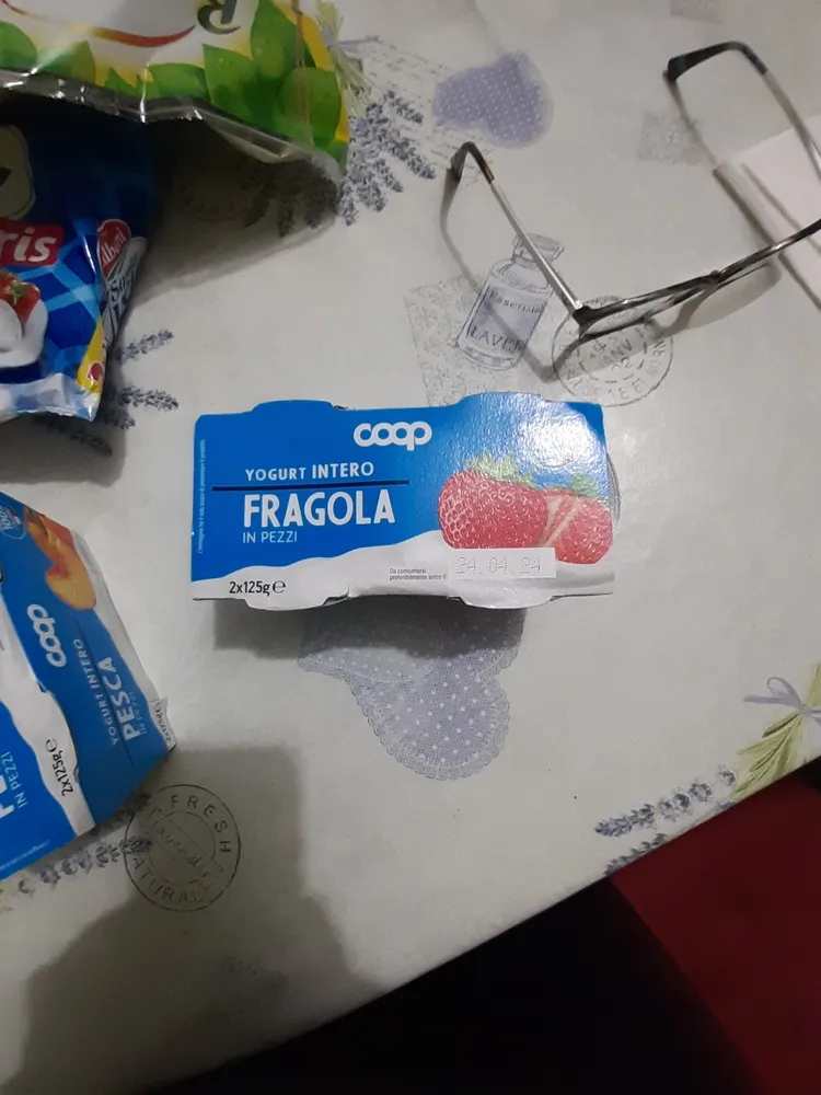 Yogurt intero fragola in pezzi