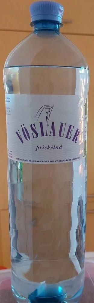 Natürliches Mineralwasser mit Kohlensäure versetzt
