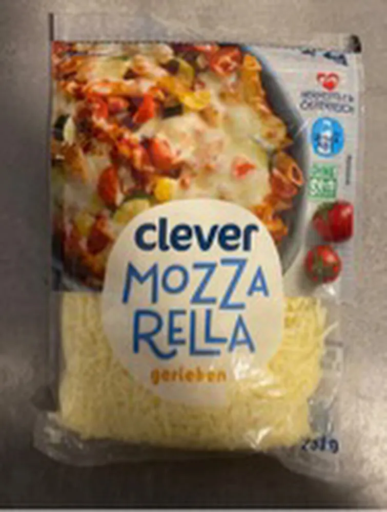 Mozzarella gerieben