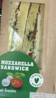 Mozzarella Sandwich mit Tomaten