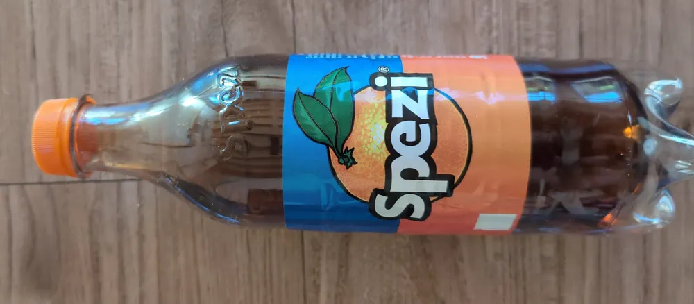 Cola-Mix Orangenlimonade mit 6% Fruchtsaft.
