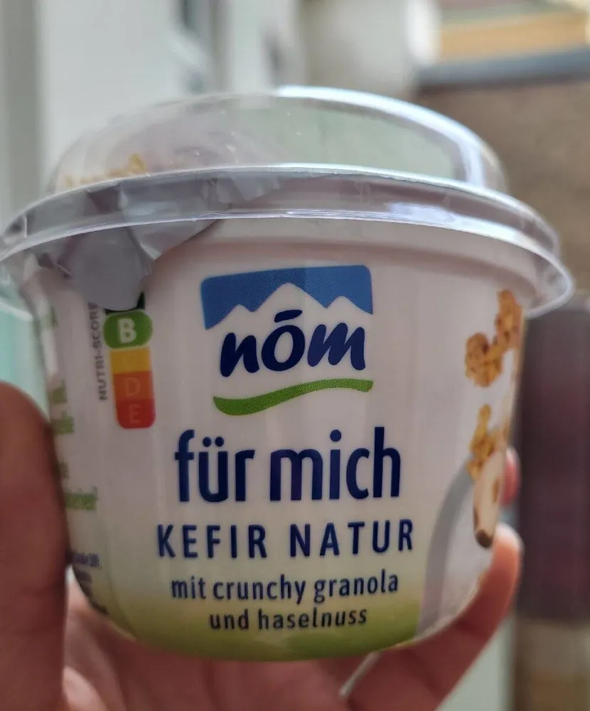 Kefir Natur mit crunchy Granola und Haselnuss
