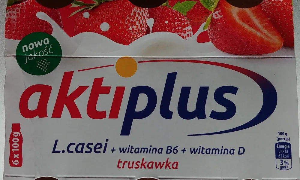 Mleko fermentowane z sokiem truskawkowym z bakteriami oraz witaminami