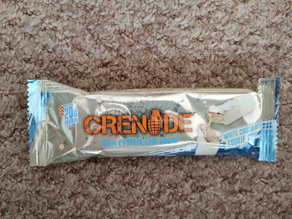 White chocolate cookie protein bar