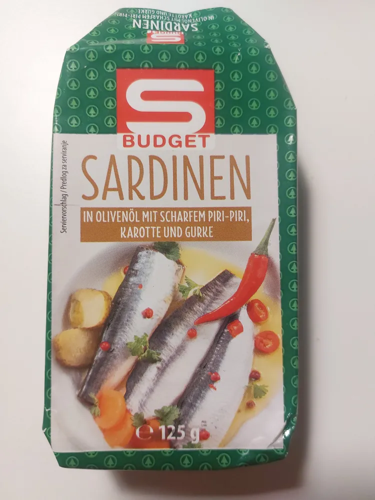 Sardinen in Olivenöl mit scharfem Piri-Piri, Karotte und Gurgd