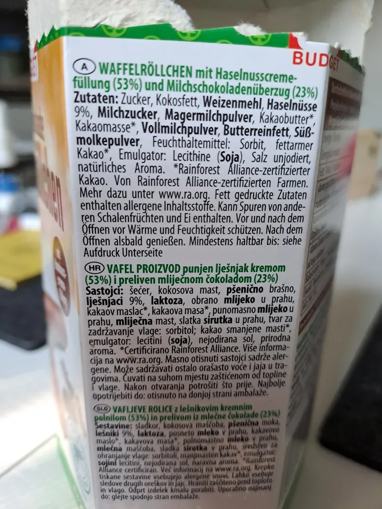 Waffelröllchen mit Haselnusscremefüllung (53 %) und Milchschokoladeüberzug (23 %)