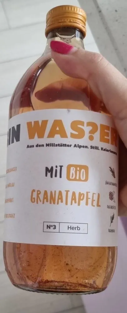 Acqua bio con melagrana