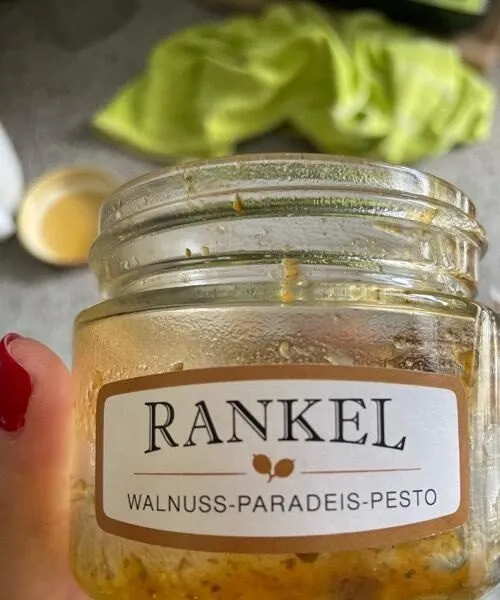 Walnuss-Paradeis-Pest