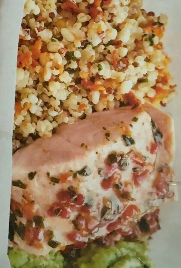Saumon Quinoa orge , purée aux légumes verts, sauce framboise
