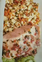 Saumon Quinoa orge , purée aux légumes verts, sauce framboise