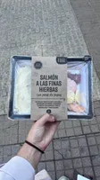 Salmón a las finas hierbas con puré de papas