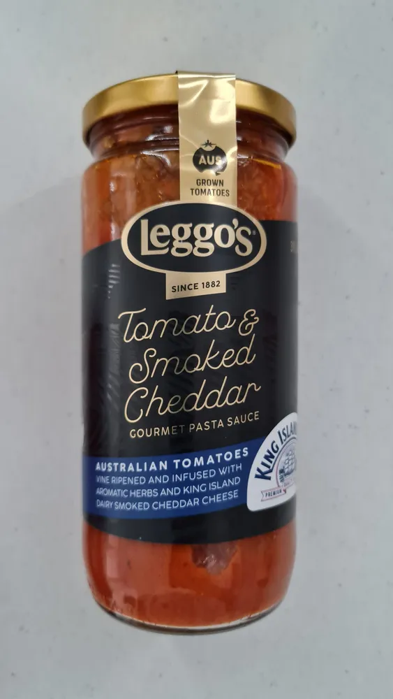 Tomato and smoked cheddar gourmet pasta sauce