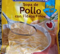 Sopa de pollo con fideos