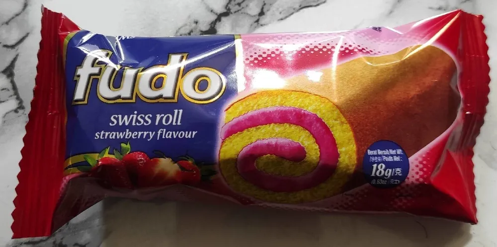 Swiss roll strawberry flavor