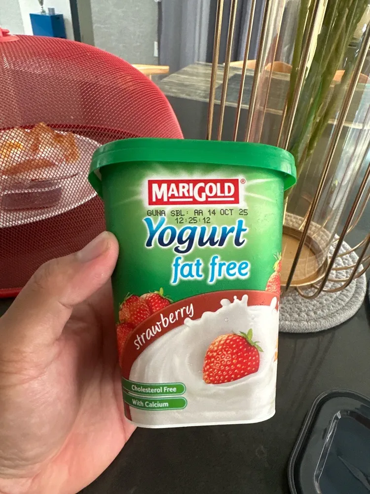 Yogurt tanpa lemak Strawberi
